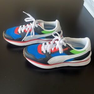 Size 6 NWOT PUMA size 6 sneakers